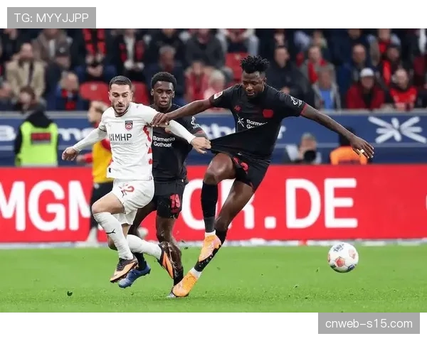 暖心一刻：海登海姆比赛中暂停，双方球员为看台突发疾病的球迷鼓掌